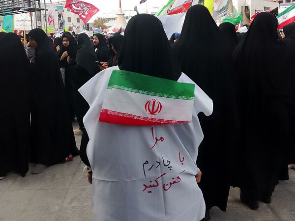 حضور پر شور دانش آموزان  در راهپیمایی ۱۳ آبان 