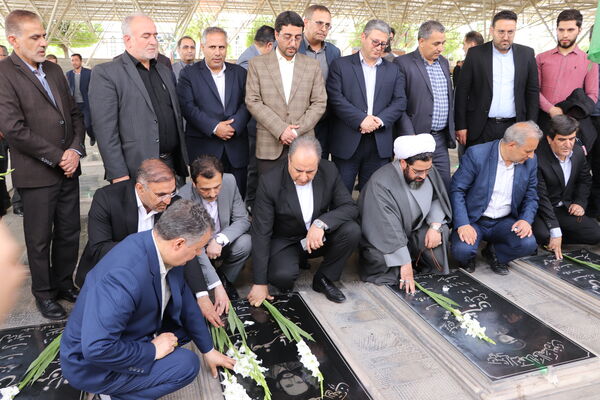 گرامیداشت مقام معلم با غبارروبی و عطرافشانی مزار شهدای فرهنگی