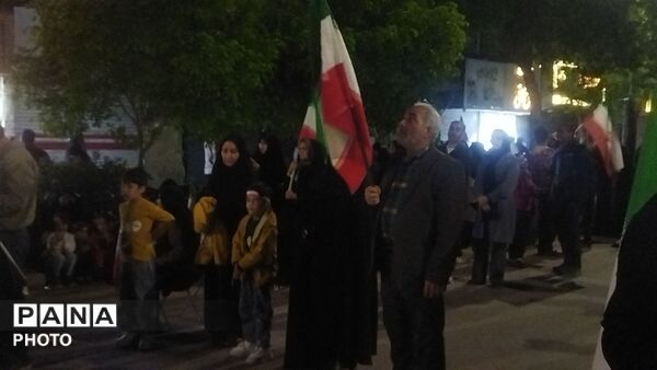 برای پنجاه و یکمین شب حسینیه امام شاهد حماسه مردم شد 