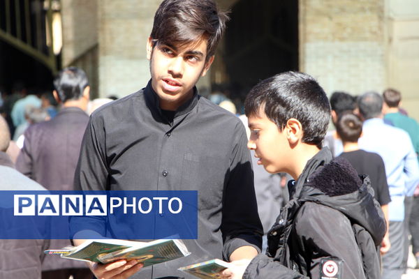 میز کتاب (فرمانده سری) در نماز جمعه شهر یزد