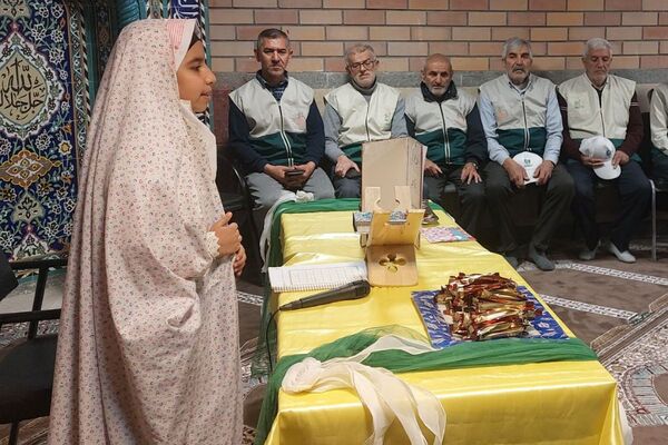 استقبال پرشور دانش‌آموزان دبستان صدیقه کبری(س)از خادمان رضوی در "چهارشنبه‌های امام رضایی"