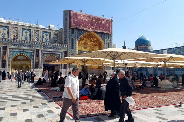 زائران حرم مطهر امام‌ رضا(ع)