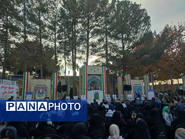 غبارروبی و عطرافشانی گلزار مطهر شهدا در نیشابور 