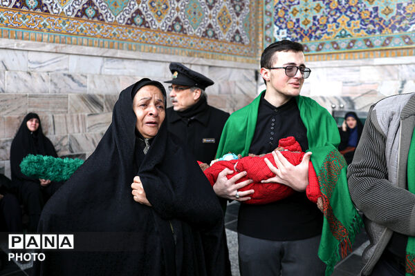 سوگ و حزن اعلام شهادت رهبر معظم انقلاب در حرم مطهر رضوی-۲