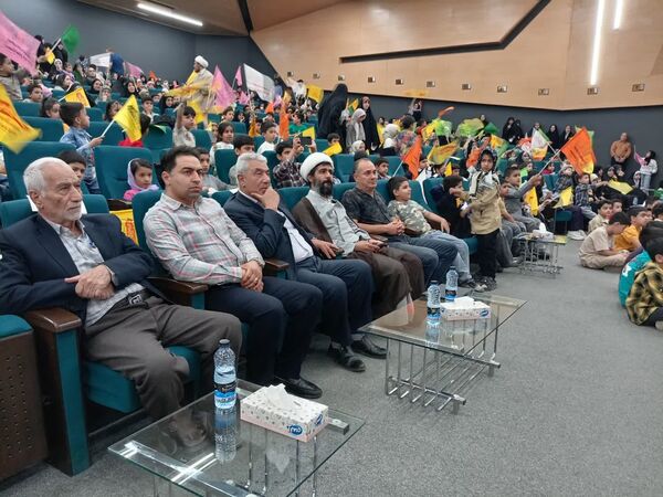 پایان شیرین دوره‌های آموزشی «غنچه‌های نور» با حضور چهره محبوب کودک و نوجوان در کاشان