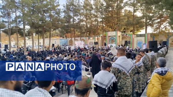 غبارروبی و عطرافشانی گلزار مطهر شهدا در نیشابور 