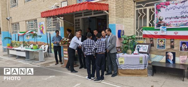 جشن شکوفه‌ها با حضور دانش‌آموزان پایه هفتم در مدرسه شهید رجایی یک بجنورد 