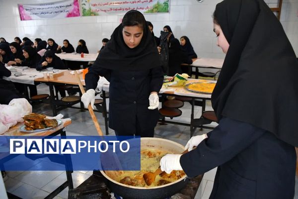 کارگاه طبخ آبزیان در دبیرستان میر فتح‌اله سید زنوزی شهر زنوز 
