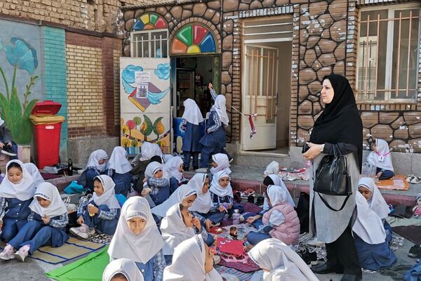 جشن روز دختر و روز جهانی کودک در دبستان زنده یاد قمصری