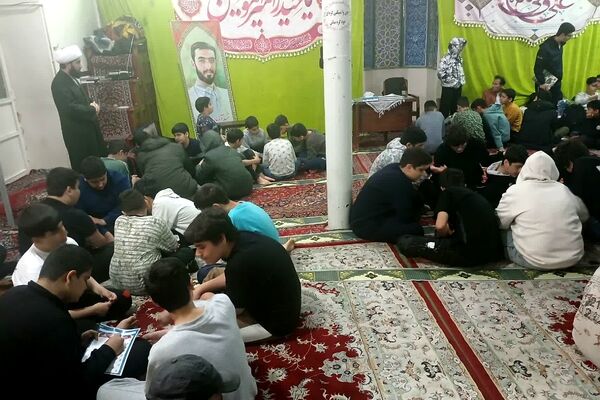 حضور دانش‌آموزان معتکف ناحیه دو شهرری در جلسات بصیرتی