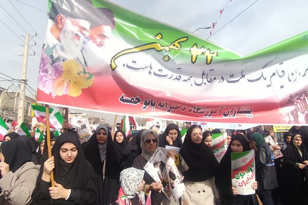 حضور دانش‌آموزان دبیرستان بانوخمسه در راهپیمایی22 بهمن رباط‌کریم 