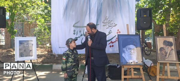 خروش جوانان در مصلی کرج با اجرای سرود و رجزخوانی  دانش‌آموزان در آیین پاسداشت میهن