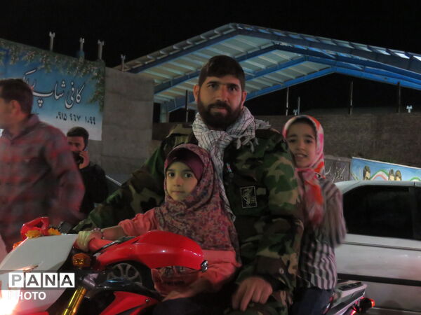 رژه دختران جان فدا همزمان با سراسر کشور در شهرستان خلیل آباد 