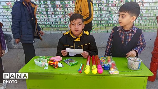 برپایی بازارچه دانش آموزی در شهرستان کاشمر 