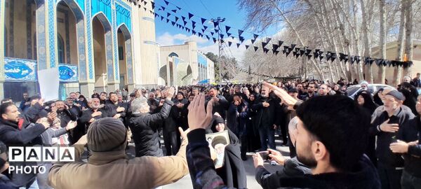  عزاداری مردم کرج در پی شهادت رهبر فرزانه انقلاب 