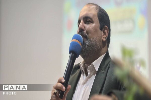 مراسم اعطای نشان سمپاد به دانش آموزان فرزانگان ورامین