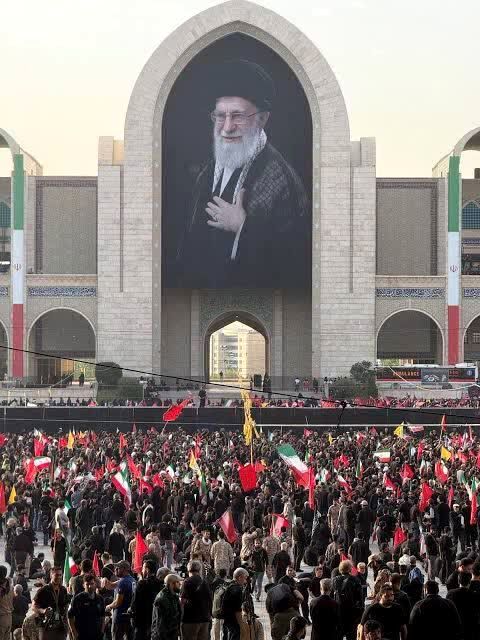 مصلی تهران در تسخیر موج همدلی؛ وداع باشکوه مردم با رهبر شهید
