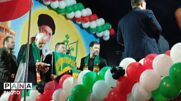 آسمان ملایر پر از نور؛ کودکان و دلدادگان در استقبال از پرچم رضوی