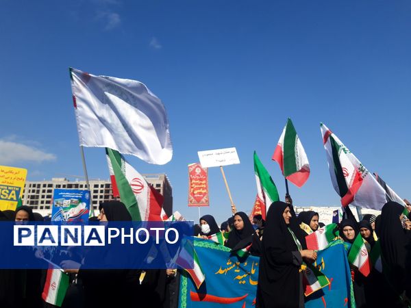 حضور پرشور دانش آموزان مشهد مقدس در راهپیمایی یوم‌الله ۱۳ آبان 