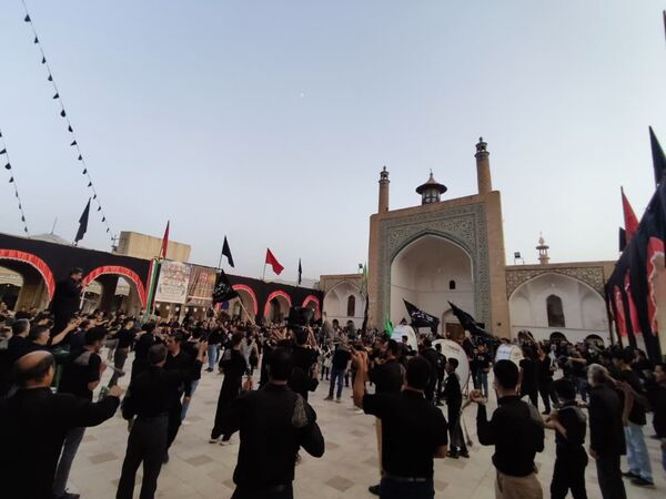 عزاداری زائران و مجاوران حرم مطهر اردهال در شب تاسوعای حسینی