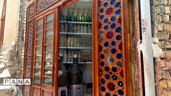 آخرین روزهای فصل گلاب‌گیری در کاشان؛ از دیگ‌های مسی تا شیشه‌های گلاب