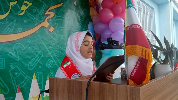 نواختن زنگ مهر در دبستان نجمه شهرستان فیروزکوه