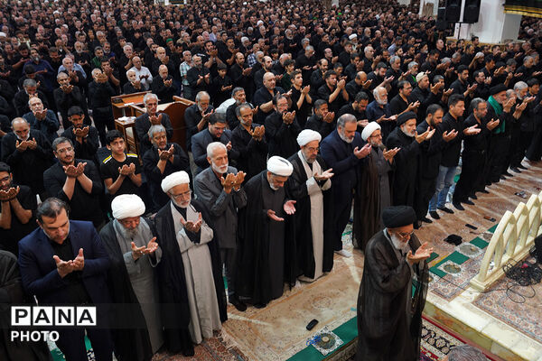 حضور باشکوه عزاداران عاشورایی در نماز جماعت ظهر