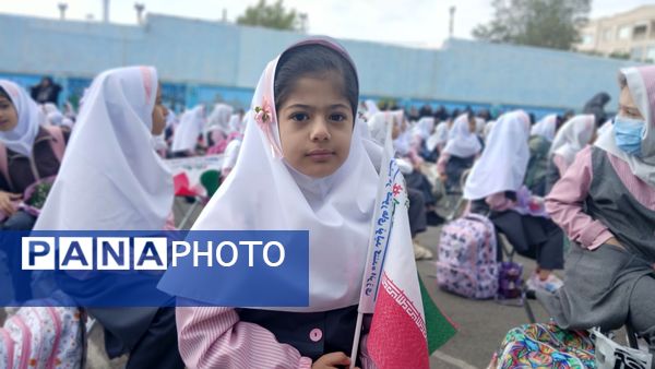 نواختن زنگ مهر در دبستان نجمه شهرستان فیروزکوه