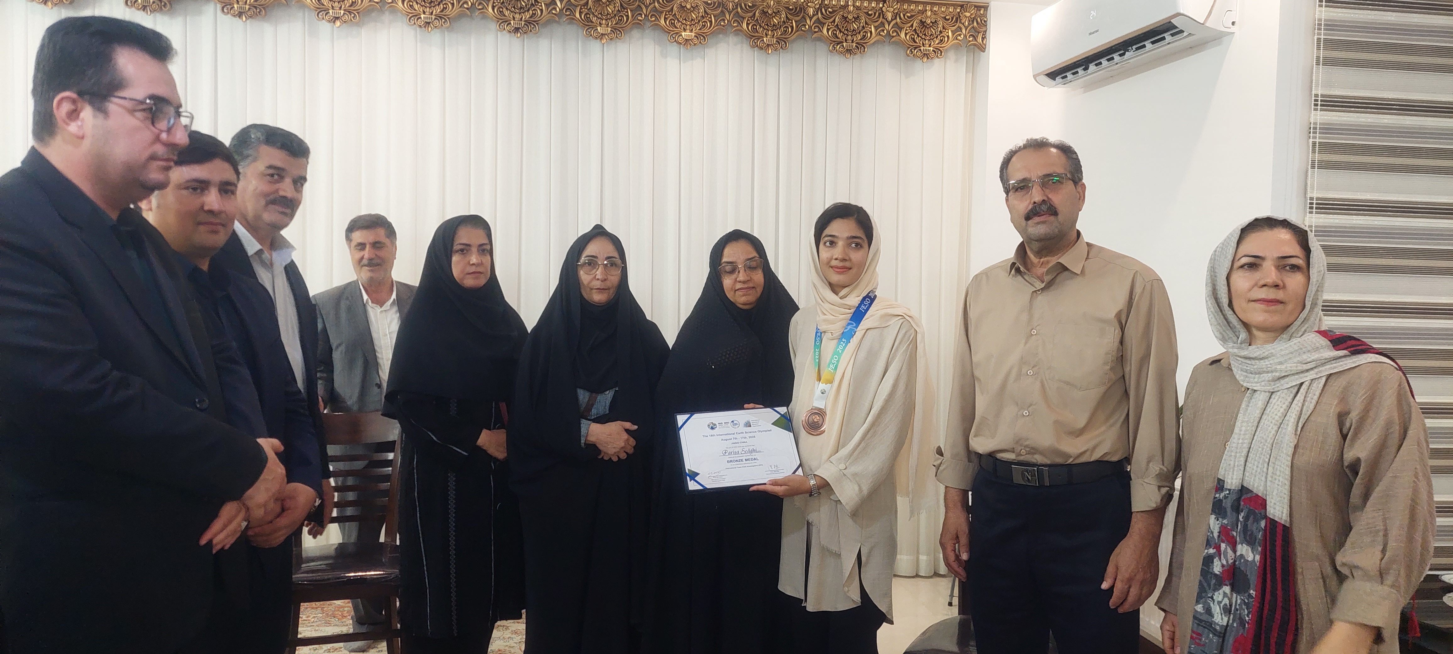تقدیر مدیرکل آموزش و پرورش خراسان شمالی از دانش‌آموز شیروانی دارنده مدال برنز المپیاد جهانی علوم زمین
