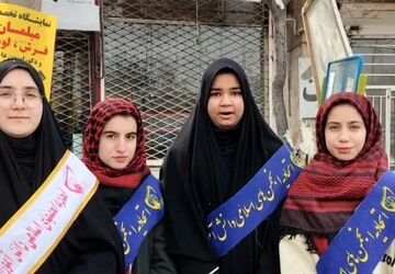 حضور دختران انقلابی دبیرستان بهار آزادی در جشن انقلاب