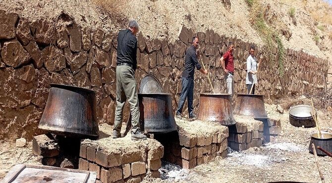 پخت حلیم در روز اربعین حسینی شهر بار نیشابور