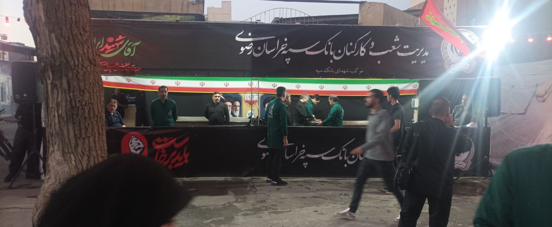 هم اکنون خیابان امام رضا (ع) و خیابان فدائیان اسلام در انتظار تشییع رهبر