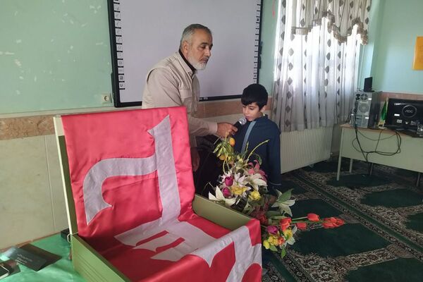  آیین پرچم‌گردانی به یاد امام حسین(ع) در مدارس فیروزکوه