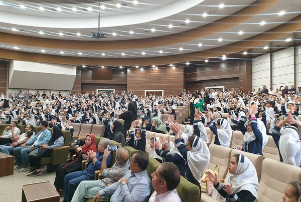 اجتماع 700 نفری پدران و دختران دانش آموز مدرسه علامه طباطبایی منطقه پردیس به مناسبت روز دختر