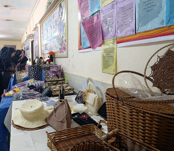 نمایشگاه توانمندی های اولیا و دانش آموزان در دبیرستان نمونه اندیشه 