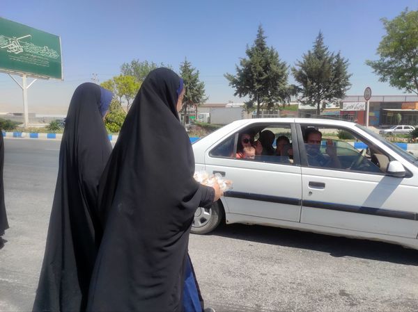 همکاری دانش آموزان خادمیار دبستان ضحی۲ با چایخانه دانش آموزی حضرت رضا(ع) شیروان