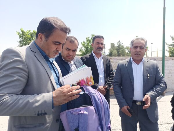 توزیع ٥٠٠ بسته کیف و لوازم التحریر میان دانش‌آموزان نیازمند در آموزش و پرورش ناحیه 3 شیراز