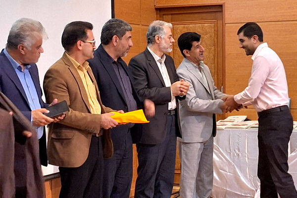 تقدیر از چهره های روشن در محفل ایمان 