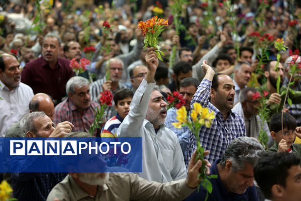 گل آرایی ضریح مطهر حضرت معصومه(س) به مناسبت روز دختر