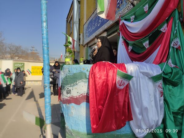نواختن زنگ انقلاب در دبیرستان نوید ناحیه ۵ مشهد