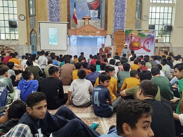 حضور امام جمعه شهرستان کاشمر در بین معتکفین دانش‌آموز در مسجد جامع شهرستان کاشمر 