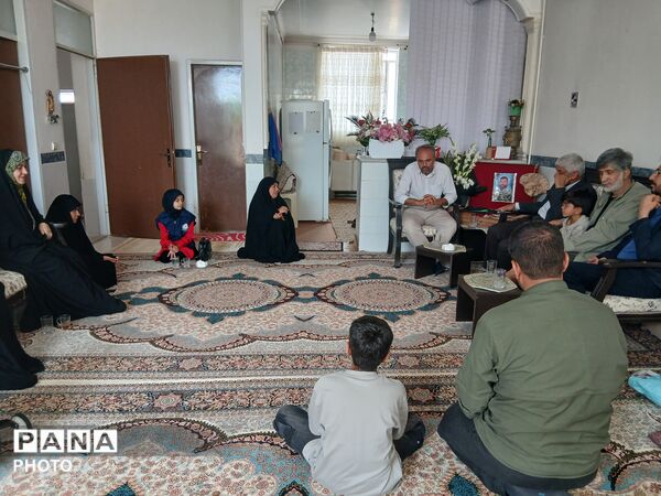 دیدار رئیس سازمان دانش آموزی یزد با خانواده شهید «محمدرضا آروز»
