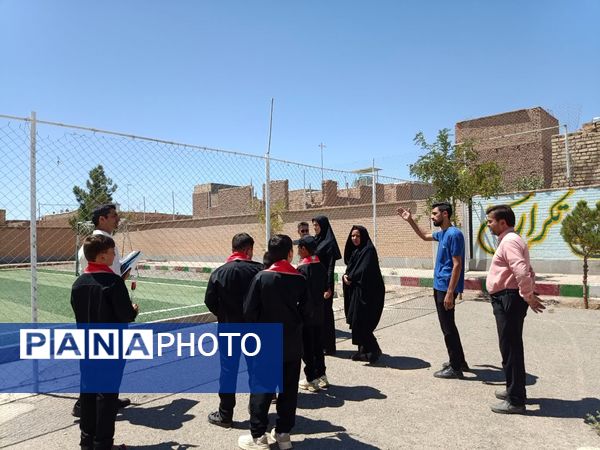 بازدید مسئولین اداره کل آموزش پرورش از وضعیت چمن دبستان شهید پسندیده فدافن