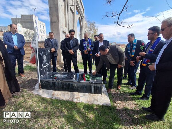 غبارروبی مزار شهدا توسط فرهنگیان و پیشتازان مهربان به‌ مناسبت روز معلم