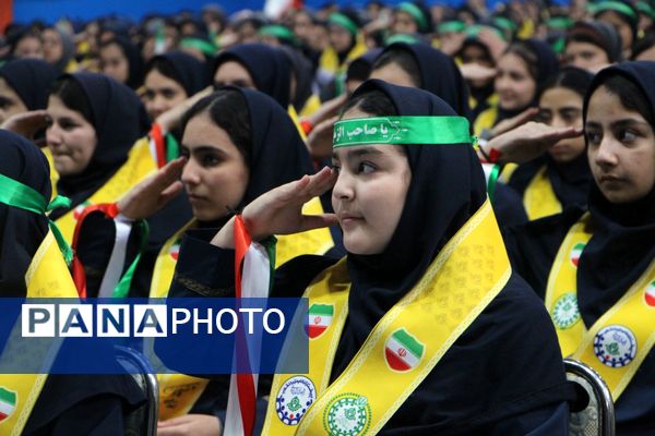 هم‌سرایی هزار نفری دانش‌آموزان یاور انقلاب در اسلامشهر