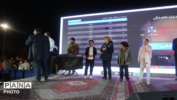 جم روی پای خانواده‌ها؛ پیاده‌روی دهه فجر با حضور پرشور چهار هزار نفر