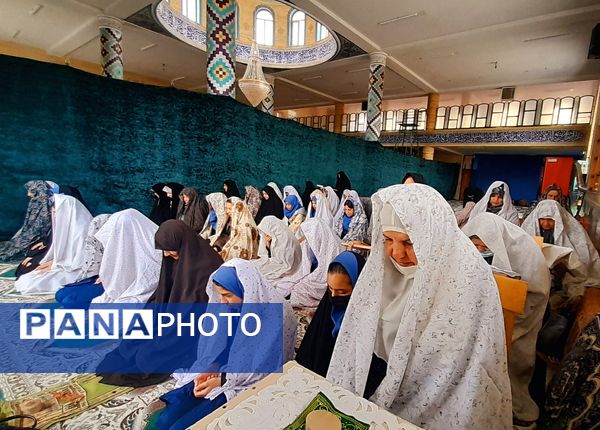 شرکت دانش‌آموزان در نماز جماعت