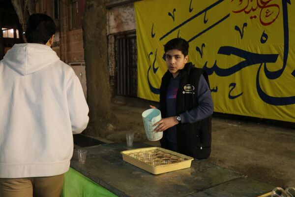 خیابان امام رضا(ع)  مشهد مملو از جمعیت در جشن باشکوه شب نیمه شعبان
