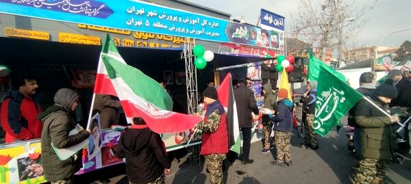 حماسه حضور فرهنگیان و دانش‌آموزان منطقه ۵ در راهپیمایی ۲۲ بهمن