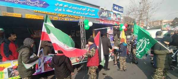 حماسه حضور فرهنگیان و دانش‌آموزان منطقه ۵ در راهپیمایی ۲۲ بهمن